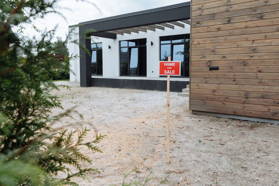Kuća s natpisom na prodaju